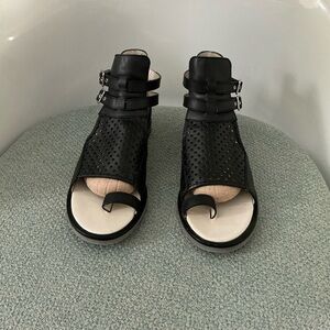 Jil Sander Navyblack open toe double strap black sandals. 38